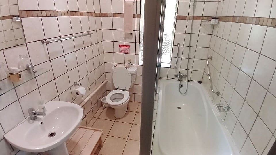 Calamus: the en-suite bathroom, with a bath, a shower and a pedestal basin