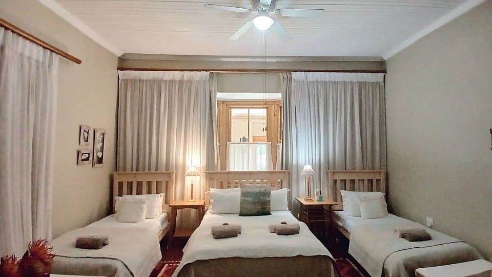 Calamus, the luxury suite: a double bed with a single bed on either side