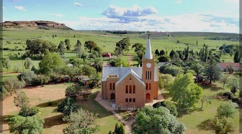The Dutch Reformed church in Rosendal seen from the air, surrounded by the town's trees